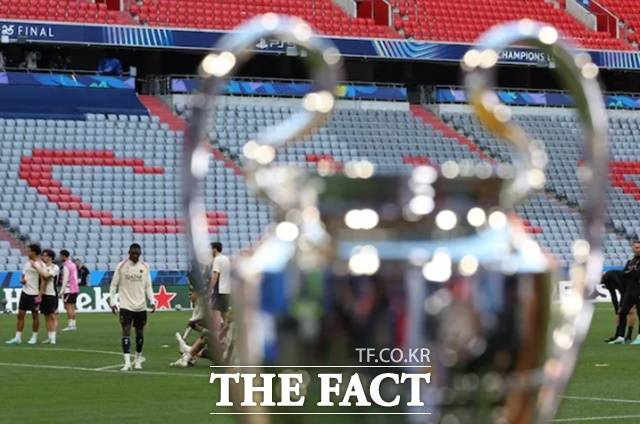 우승 트로피 양쪽에 큰 귀 모양의 손잡이가 달려 있어 '빅 이어'란 애칭으로 불리는 UCL 우승컵./UEFA