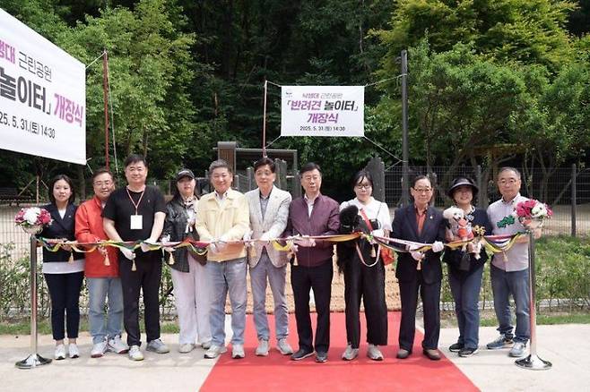 신상진 성남시장(오른쪽 다섯 번째)이 낙생대 근린공원 반려견 놀이터 개장식에 참석해 내빈들과 함께 테이프 커팅식을 진행하고 있다. 성남시 제공