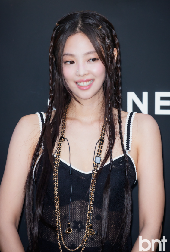 “파업하는데 굳이”… 제니 1억 기부에 비판 봇물 ©bnt뉴스