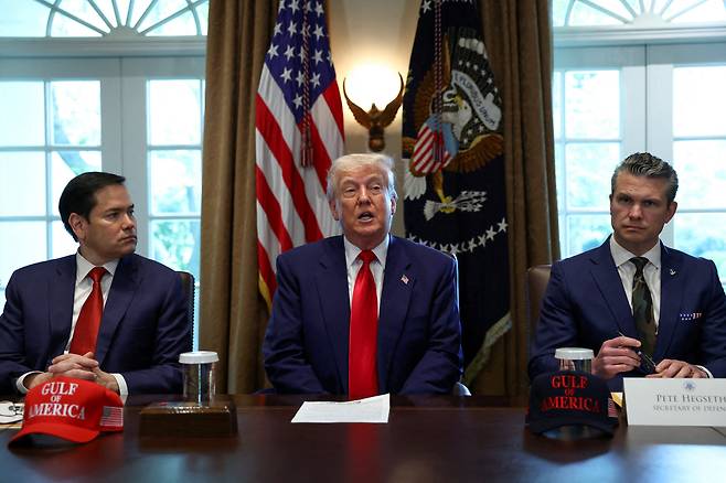 도널드 트럼프 미국 대통령(가운데) 양쪽 옆에 마르코 루비오 국무장관(사진 왼쪽)과 피트 헤그세스 국방장관이 앉아 있다./로이터·연합뉴스
