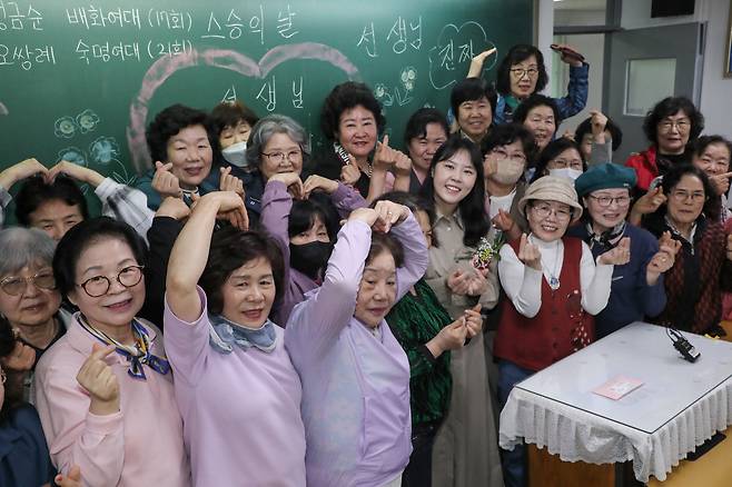 스승의 날인 15일 오전 서울 마포구 일성여자중고등학교에서 고등학교 1학년 만학도 재학생이 담임 선생님의 가슴에 카네이션을 달아주고 기념촬영을 하고 있다. 일성여중고는 어린 시절 학업을 마치지 못한 여성 만학도를 위한 학력 인정 학교다. /박성원 기자