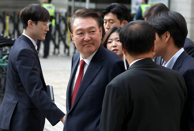 윤석열 전 대통령이 지난 26일 오후 서울 서초구 중앙지방법원에서 열린 내란 우두머리 혐의, 직권남용 권리행사방해 혐의 사건 5차 공판을 마친 후 법원을 나서며 지지자들을 보고 있다./뉴스1