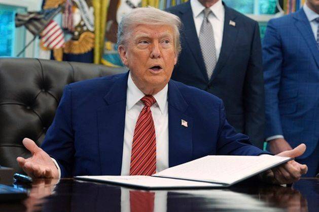 도널드 트럼프 미국 대통령이 지난 23일(현지시간) 미 워싱턴DC백악관 집무실에서 원자력 발전소 건설을 가속화하는 내용의 행정명령에 서명한 뒤 발언하고 있다. ⓒAP=연합뉴스