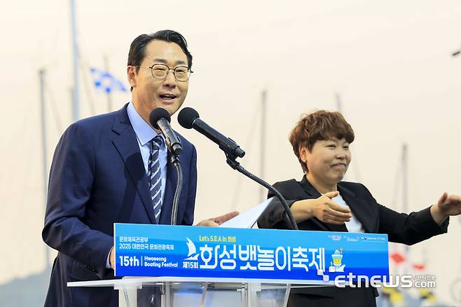 정명근 화성시장이 30일 화성 뱃놀이축제에서 환영사를 하고 있다.