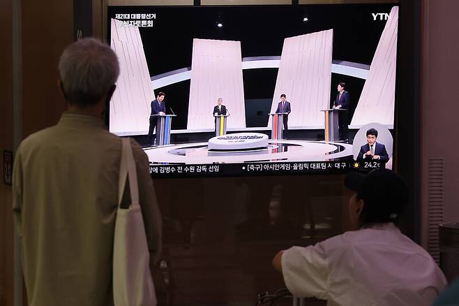 시민들이 지난 27일 저녁 서울 중구 서울역 대합실에서 제21대 대통령선거 후보자 초청 3차 토론회 중계방송을 시청하고 있다. 김영원 기자 forever@hani.co.kr