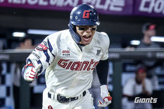 지명 순위를 숫자로 만들고 있는 10라운더 장두성. 사진=롯데 자이언츠