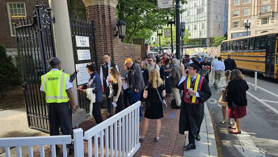 미국 매사추세츠주 케임브리지 하버드대에서 졸업식이 열린 29일(현지시간) 이 학교 졸업생과 그 가족들이 줄을 지어 행사장에 들어가고 있다. 케임브리지=김형구 특파원