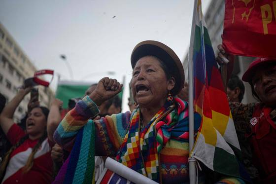 지난 14일(현지시간) 페루 리마에서 반정부 시위 중 원주민 여성이 구호를 외치고 있다. AFP=연합뉴스