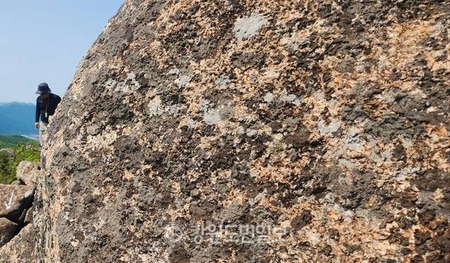 ▲ 대암산 정상의 바위는 화가 박수근의 그림 속 ‘입체적인 평면감’을 연상시킨다. 이동명 기자