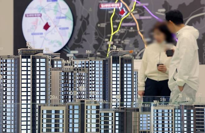 은평구 대조동 힐스테이트 메디알레 견본주택을 찾은 시민들이 단지배치 모형을 살펴보고 있다. 사진=뉴스1