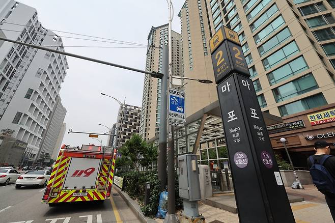 31일 방화로 인해 열차 운행이 한때 중지된 서울 지하철 5호선 마포역 인근에 구급차가 서 있다. 사진 연합뉴스