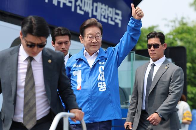 이재명 더불어민주당 대선 후보가 31일 경기도 평택 유세 후 지지자들에게 엄지를 들어 보이고 있다. 연합뉴스