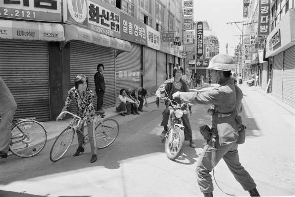 ▲1980년 5월 계엄군이 광주에서 시민들을 막아서고 있다. 촬영자=이창성, 사진=5·18기념재단