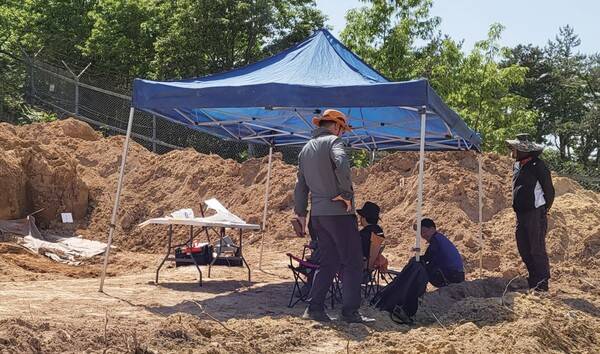 ▲전남 해남 지역에서 신원미상 유골을 발굴 중인 5·18민주화운동 진상규명조사위원회. 사진=5·18민주화운동 진상규명조사위원회