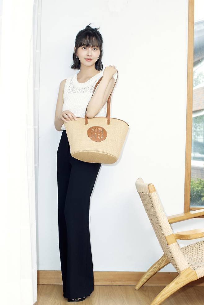여기에 라탄 소재의 토트백과 크리미한 쉐입의 숄더백을 번갈아 매치하며 클래식한 하객룩에 리듬감을 더했다.사진=마르헨제이 제공