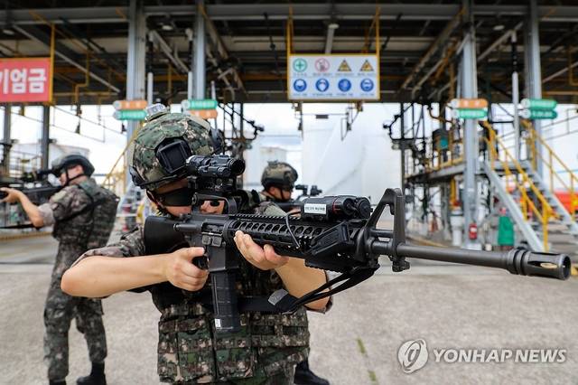 전남 영암군 삼호읍 한 유류 저장시설에서 지난 2024년 8월22일 육군 제31보병사단 예비군 기동대원들이 을지연습 일환인 통합방위훈련에 참여하고 있다. 육군 31사단은 지역 방위 핵심 전력인 예비군의 정예화를 위해 현대화 무기체계 ‘베테랑 플랫폼’을 예비군 기동대에 적용했다. 이번 훈련은 예비군 기동대 주도로 국가 중요시설 테러 진압을 연습했다. 육군 제31보병사단 제공