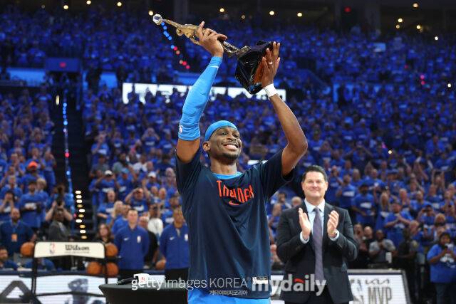 정규시즌 MVP를 수상한 후 트로피를 들어올리는 길저스-알렉산더. /게티이미지코리아