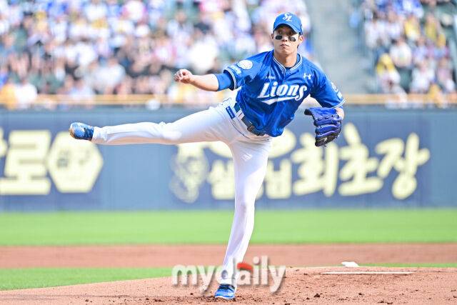 31일 서울 잠실야구장에서 열린 '2025 신한 SOL BANK KBO리그' 삼성 라이온즈와 LG 트윈스 경기.삼성 선발 원태인이 힘차게 투구하고 있다./잠실=한혁승 기자