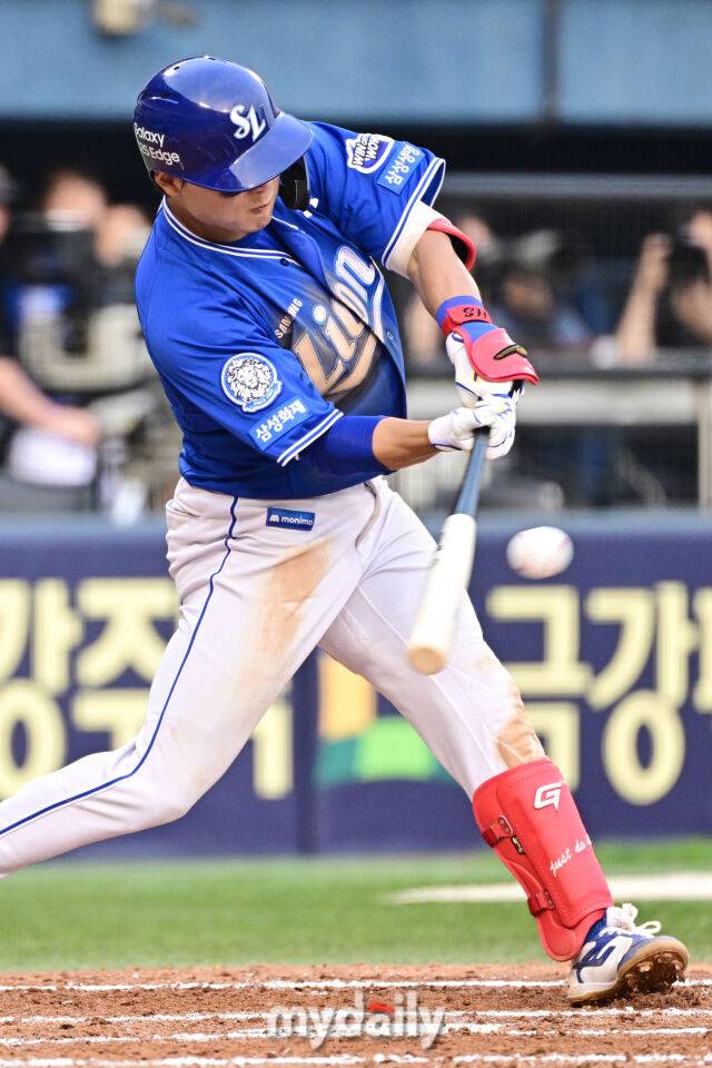 31일 서울 잠실야구장에서 열린 '2025 신한 SOL BANK KBO리그' 삼성 라이온즈와 LG 트윈스 경기.삼성 박승규가 6회초 2사 1루에 안타를 치고 있다./잠실=한혁승 기자