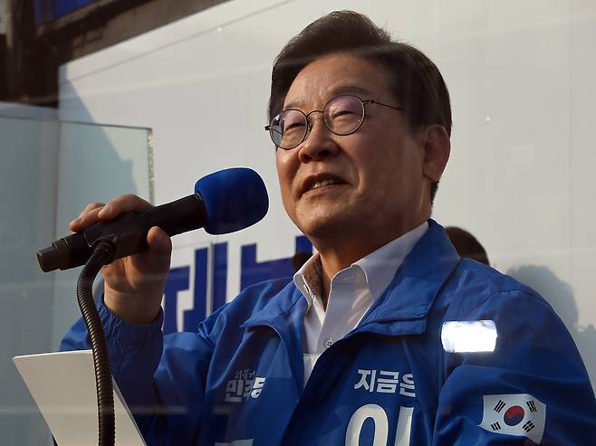 이재명 더불어민주당 대선 후보가 29일 오후 서울 서초구 서울고속버스터미널 광장에서 열린 유세에 참석해 지지를 호소하고 있다. 임세준 기자