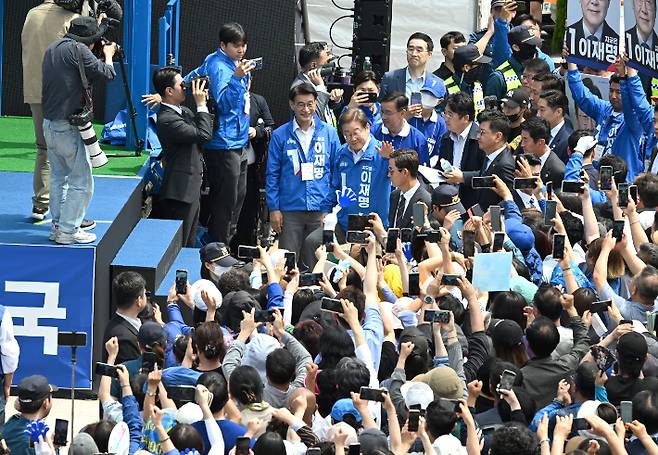 더불어민주당 이재명 대선 후보가 22일 오전 제주시 동문로터리에서 유세를 하고 있다. 연합뉴스