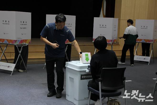 29일 오전 울산 남구 삼산동 남구청 6층 삼산동사전투표소에 한 유권자가 투표를 하고 있다. 반웅규 기자
