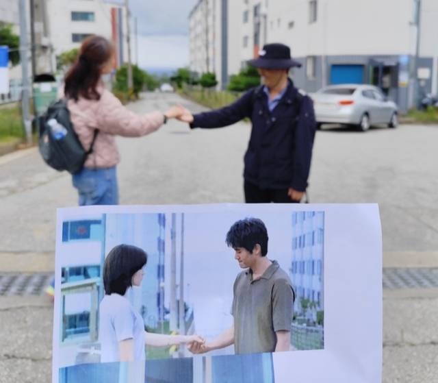 멜로영화 ‘봄날의 간다’ 촬영지 등 지역 명소를 탐방하고 특산물 라면을 맛보는 도보 미식 여행 ‘뚜벅아, 라면 묵호 갈래?’가 운영된다. 사진은 삼본아파트 앞에서 영화의 한 장면을 재연한 참가자들. 동해문화관광재단