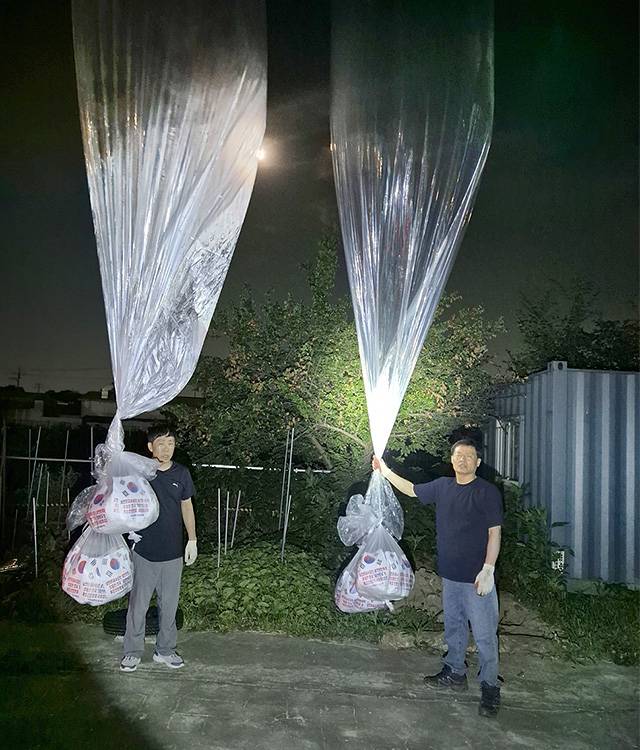 ▲ 탈북민단체 자유북한운동연합이 지난해 6월 20일 밤 경기도 파주에서 북한을 향해 전단 30만장과 USB, 1달러 지폐 등을 담은 대형 애드벌룬을 띄웠다고 21일 밝혔다. ⓒ연합뉴스