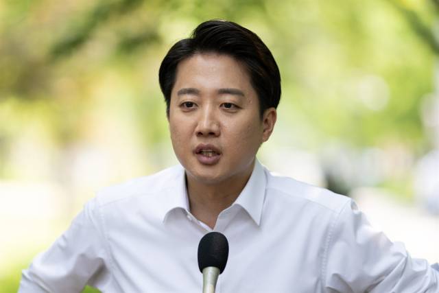 이준석 개혁신당 대통령 후보가 제21대 대통령선거 사전투표 둘째 날인 30일 오후 서울 마포구 경의선숲길에서 지지를 호소하고 있다. 뉴스1