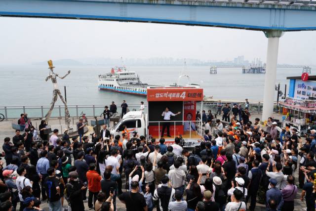 이준석 개혁신당 대선 후보가 31일 인천 중구 월미도에서 지지를 호소하고 있다. 사진 제공=개혁신당