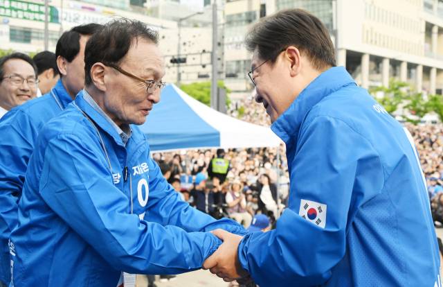 이재명 더불어민주당 대선 후보가 대선을 사흘 앞둔 31일 세종시 어반아트리움 앞에서 유권자들에게 지지를 호소하기 전 이해찬 민주당 상임고문과 인사하고 있다. 세종=오승현 기자 2025.05.31