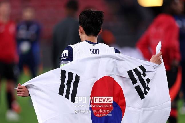 ▲ 영국 '풋볼 런던'에서 토트넘 전담 기자로 활동하는 알레스데어 골드는 "손흥민은 부상으로 브라이튼전에 결장했음에도 팀을 이끌고 '랩 오브 아너'를 주도했다. 클럽 주장으로서 당연한 일"이라고 적었다. "이날 토트넘 홋스퍼 스타디움에서 열린 모든 축하 행사에 빠짐없이 참석한 그는 남쪽 스탠드에 동료들을 남겨두고 빠르게 터널로 향했다. 가드 오브 아너를 열어준 스퍼스 전설과 일일이 악수하며 예우했다"고 전했다.