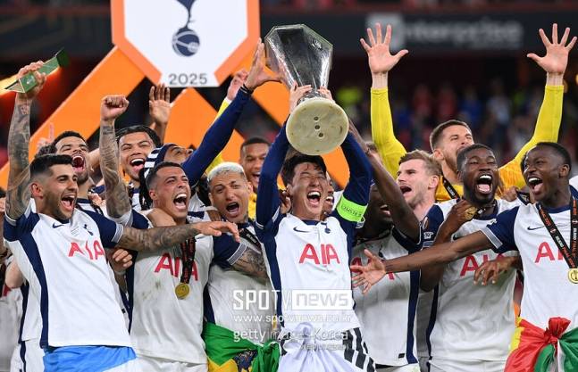 ▲ 유로파리그 우승으로 손흥민은 토트넘의 살아 있는 전설이 되었다. 토트넘은 지난 22일 스페인 빌바오 산 마메스에서 열린 유로파리그 결승전에서 맨체스터 유나이티드를 1-0으로 꺾고 시상대 맨 위 칸에 올랐다. 주장 손흥민은 후반 22분 교체 출전해 팀 승리를 마무리했고 경기 종료 뒤 유럽 트로피를 가장 먼저 들어올린 인물이 됐다. 북런던 입성 10년 만에 이룬 결실이었다.