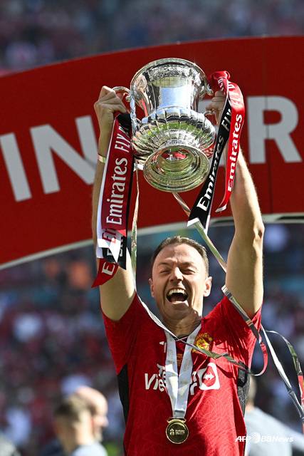 지난 시즌 FA컵 우승 트로피를 들어올리는 조니 에반스. /AFPBBNews=뉴스1