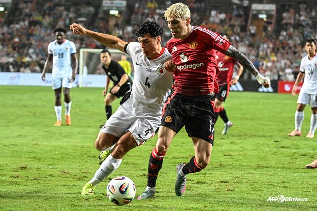 경기에 집중하는 알레한드로 가르나초(오른쪽). /AFPBBNews=뉴스1