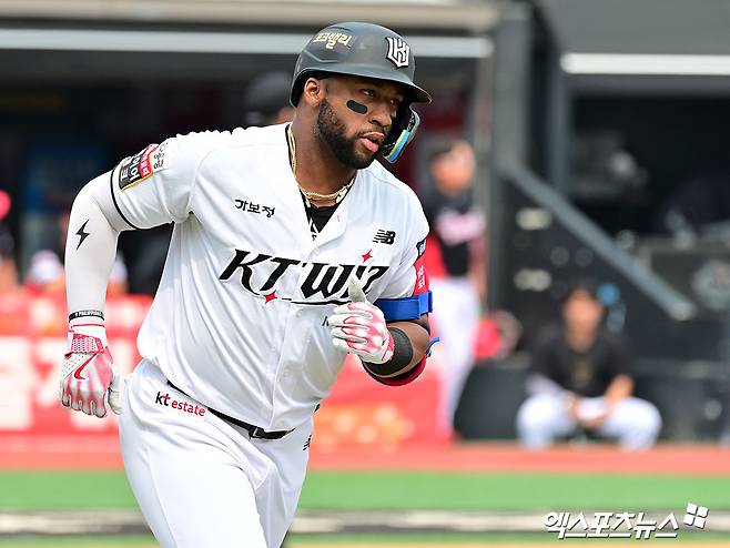 31일 오후 수원KT위즈파크에서 열린 '2025 신한 SOL Bank KBO리그' KIA 타이거즈와 KT 위즈의 경기, 3회말 2사 KT 로하스가 솔로 홈런을 날리고 있다. 수원, 김한준 기자