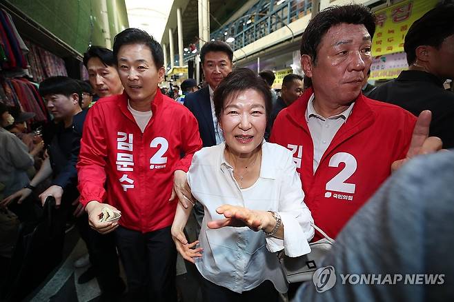 서문시장 방문한 박근혜 (대구=연합뉴스) 김현태 기자 = 박근혜 전 대통령이 31일 오후 대구 중구 서문시장을 방문해 시민들에게 인사하고 있다. 2025.5.31 mtkht@yna.co.kr