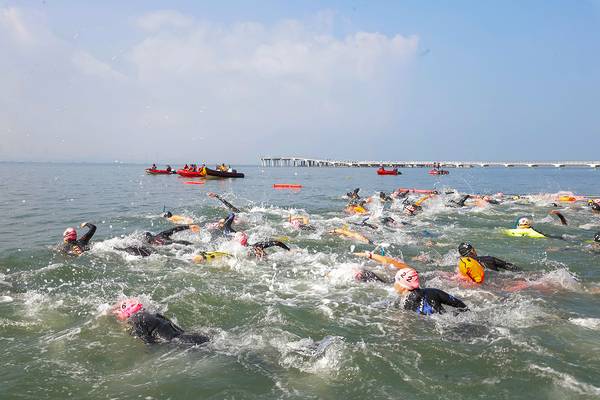 지난해 9월 거북섬에서 열린 제 13회 전국생활체육 장거리 핀수영대회. /시흥시 제공