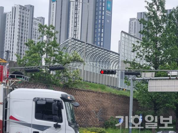 용인 보평동 서희 스타힐스 아파트 조합원들이 일반분양보다 비싸다고 원망하고 있다.사진은 아파트 전경과 방음벽 현장.