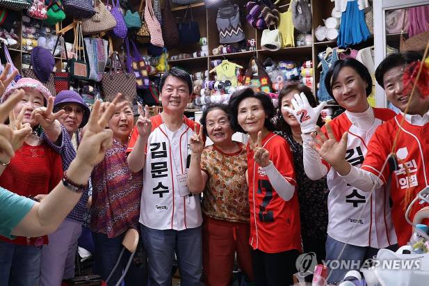 설난영 김문수 후보 부인과 지지유세중인 안철수 의원. 연합뉴스