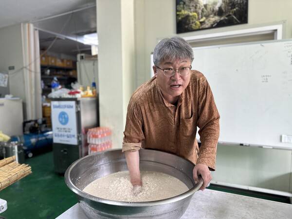 강태욱 대밭고을 대표가 양조장과 전통주에 대해 이야기하고 있다. /이영호 기자