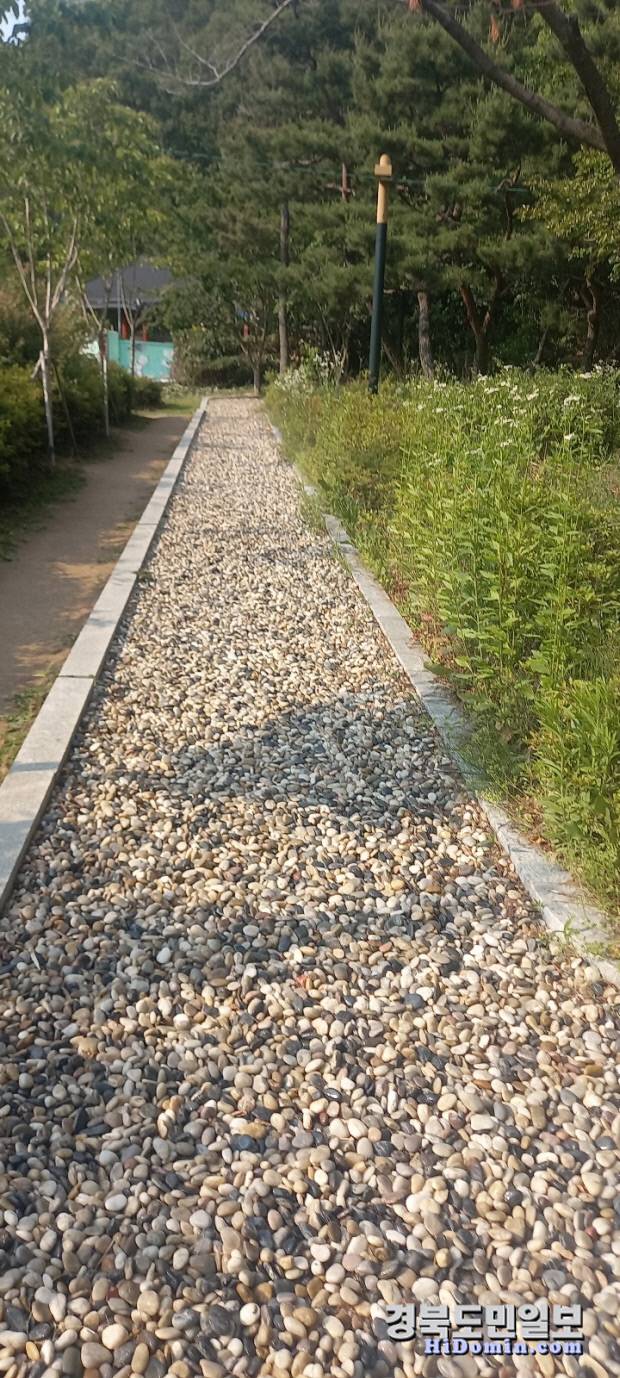 양학동 체육선터 운동장 내 조성된 기존 자갈 맨발걷기로.