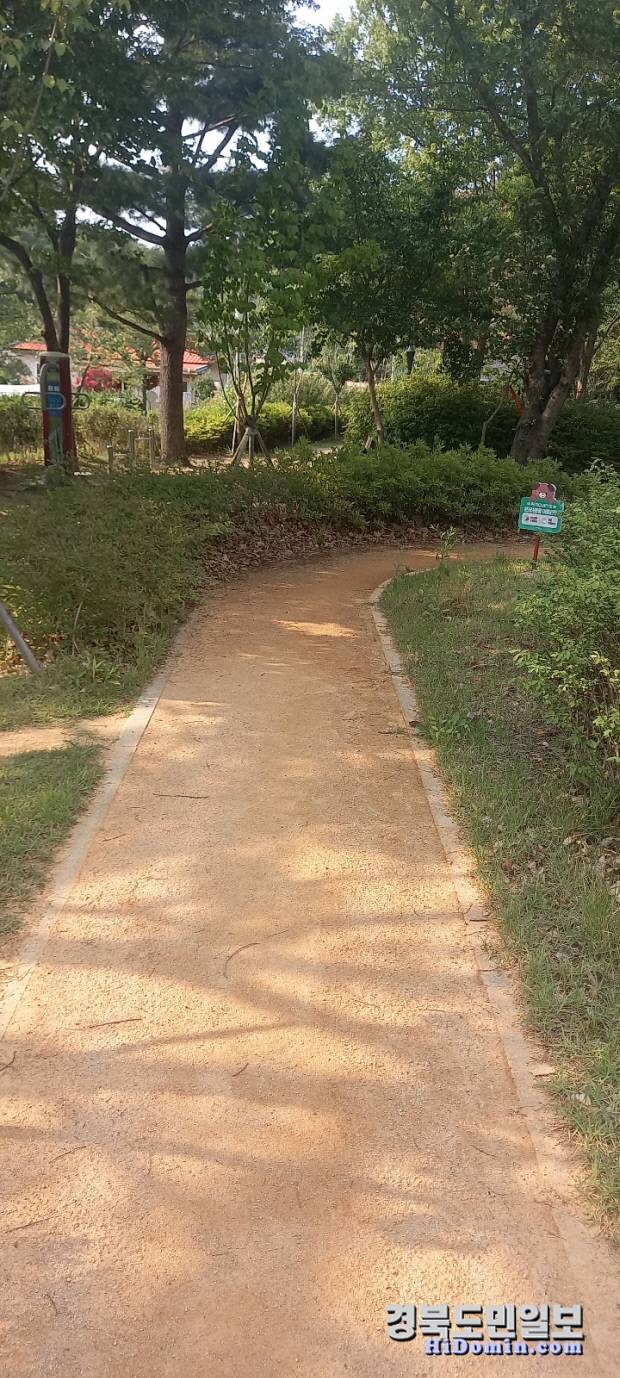 양학동 체육선터 운동장 내 조성된 기존 황토 맨발걷기로.