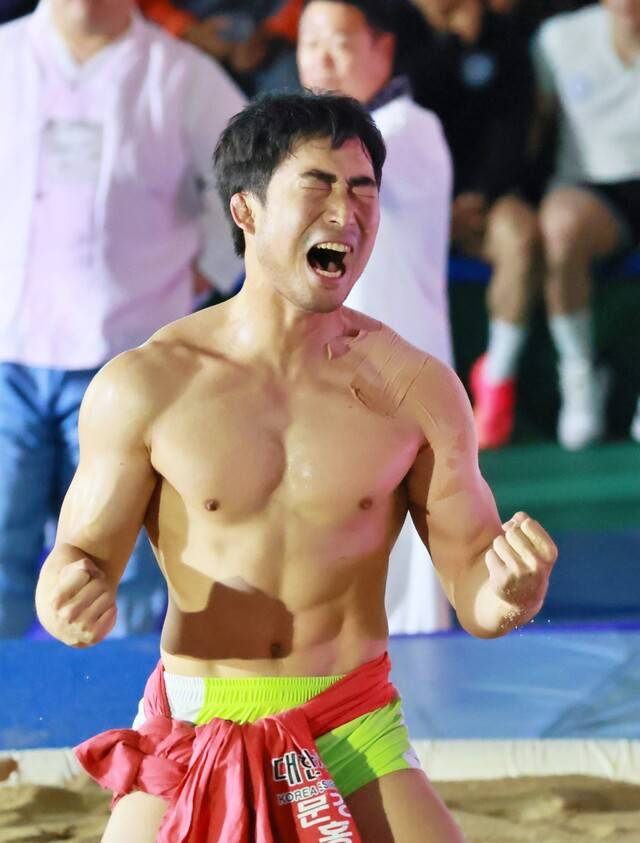 태백장사 홍승찬이 정상에 오른 뒤 포효하고 있다.