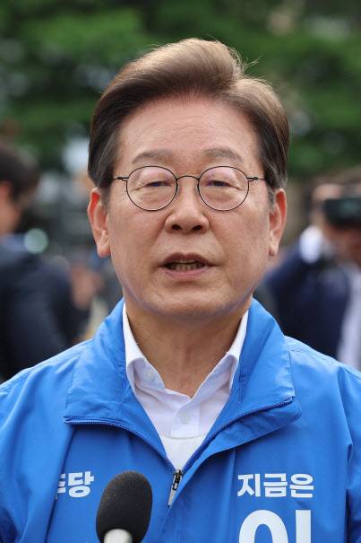 이재명 더불어민주당 대선 후보가 31일 충북의 청주시 오창프라자 앞 광장에서 집중유세를 마친 뒤 취재진의 질문에 답하고 있다. (사진=연합뉴스)