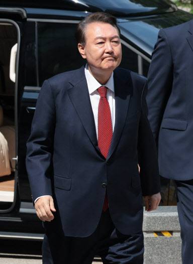 윤석열 전 대통령이 지난달 26일 서울중앙지법에서 열린 내란 우두머리 혐의 등에 대한 재판에 출석하고 있다. (사진=연합뉴스)