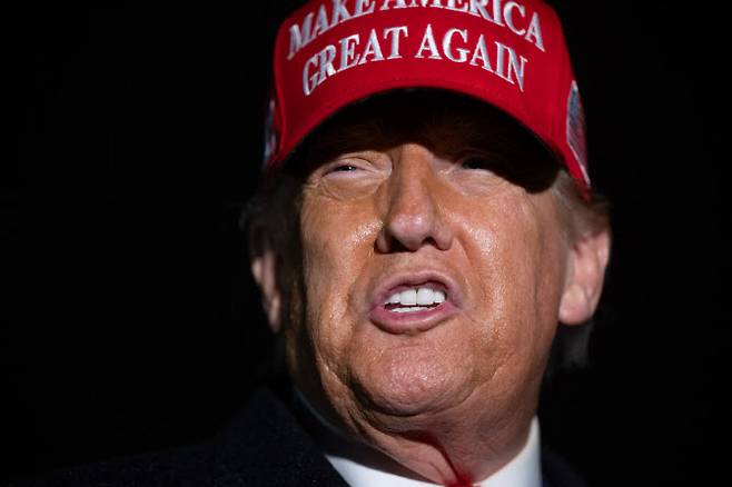 도널드 트럼프 미국 대통령이 5월 30일(현지시간) 펜실베이니아에 있는 미국철강( 공장을 방문한 후 기자들에게 발언하고 있다.