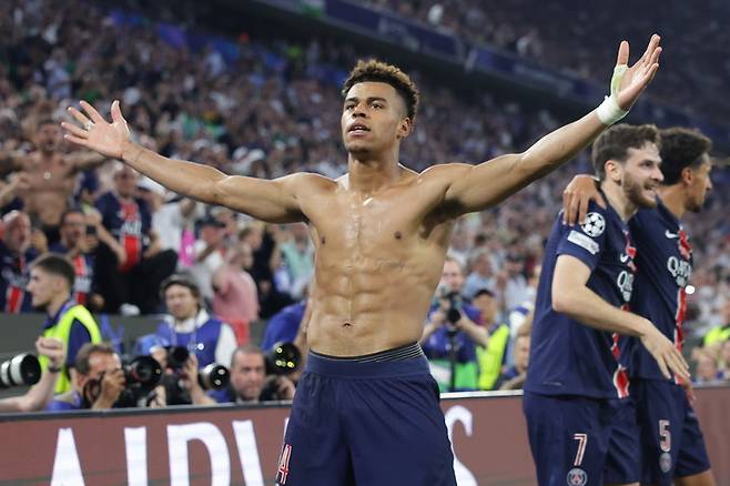 1일 인터밀란과 유럽축구연맹 챔피언스리그 결승에서 골을 넣고 세레머니하는 파리 생제르맹의 데지레 두에