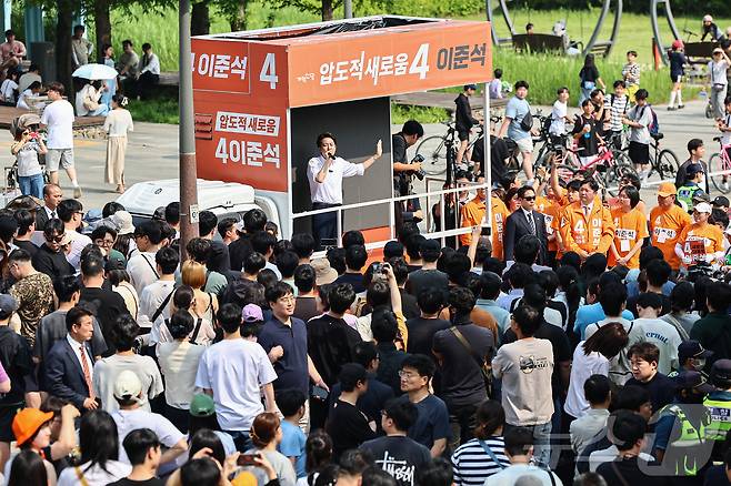 이준석 개혁신당 대통령 후보가 1일 경기 화성시 동탄호수공원을 찾아 지지를 호소하고 있다. 2025.6.1/뉴스1 ⓒ News1 김도우 기자
