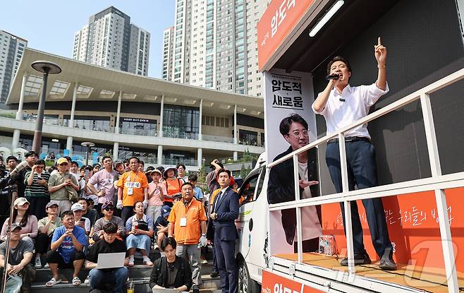 이준석 개혁신당 대통령 후보가 1일 경기 화성시 동탄호수공원을 찾아 지지를 호소하고 있다. 2025.6.1/뉴스1 ⓒ News1 김도우 기자